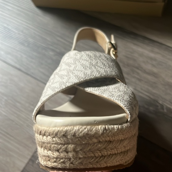 Size 7.5 Vanilla coloured Michael Koars Mid wedge shoes. - Picture 4 of 5